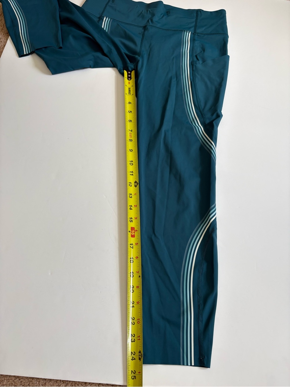 Lululemon Speed Light Cropped Tight Size 12 Bermuda Teal